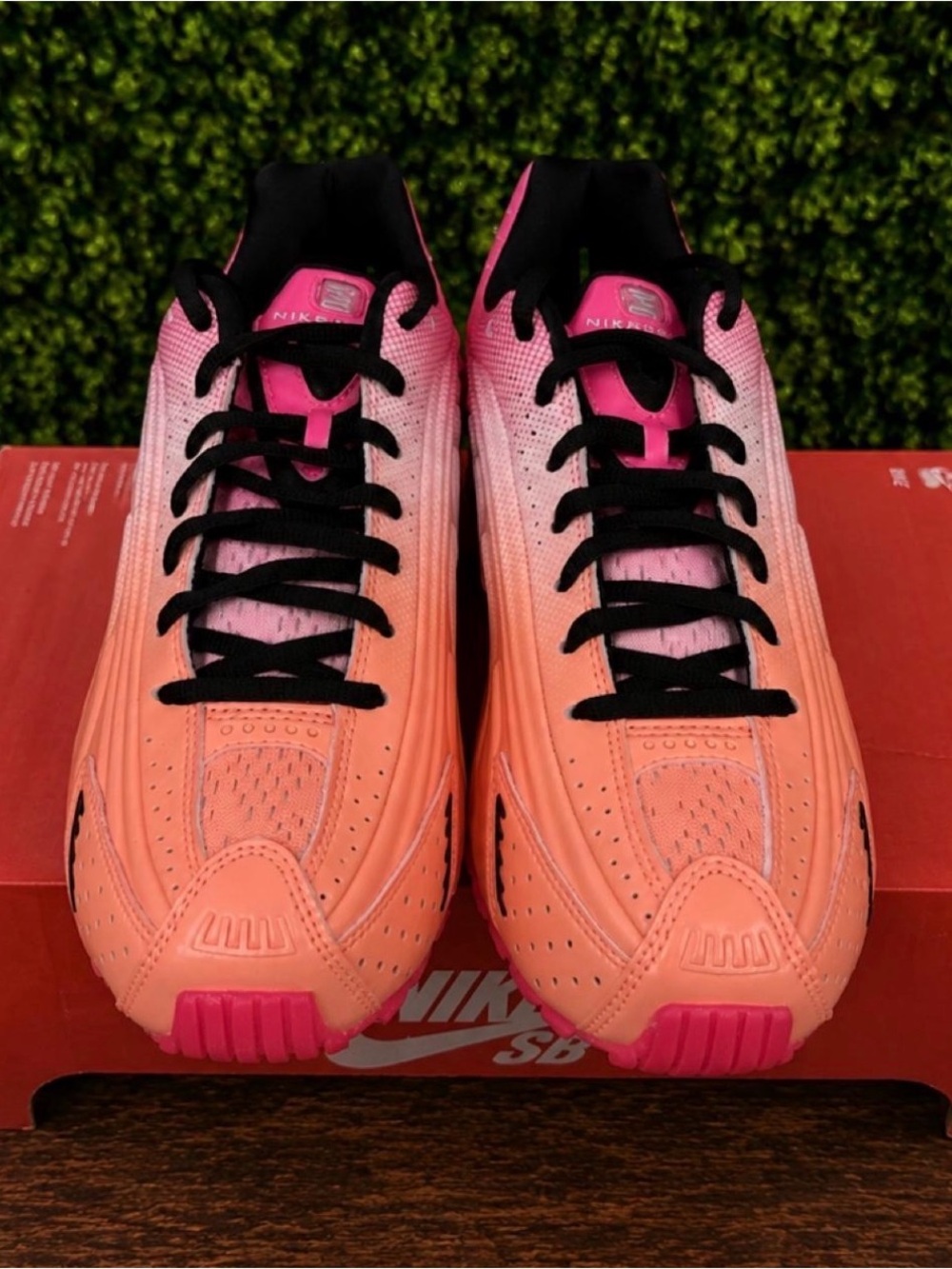 NEW IH2343-600 Nike Shox R4 Hyper Pink Atomic Pink Box Has No Lid - Picture 3 of 6